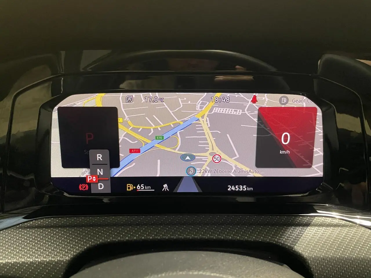 Vue rapprochée du combiné d'instruments digital de la Volkswagen Golf 1.5 eTSI VIII R-Line affichant la navigation et la vitesse à 0 km/h.