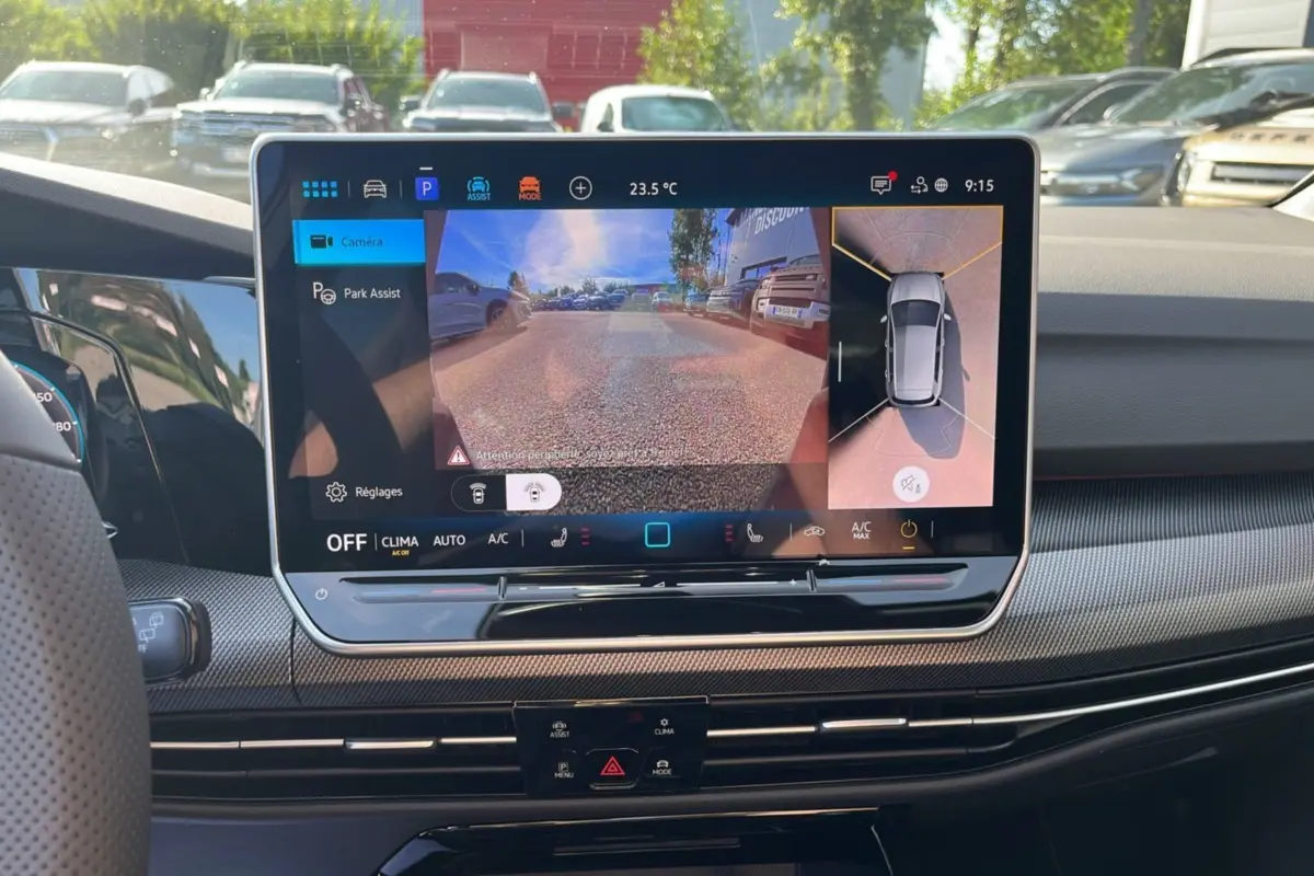 Écran tactile central affichant la caméra 360° et l’aide au stationnement dans l’habitacle d’une Volkswagen Golf gris dauphin.