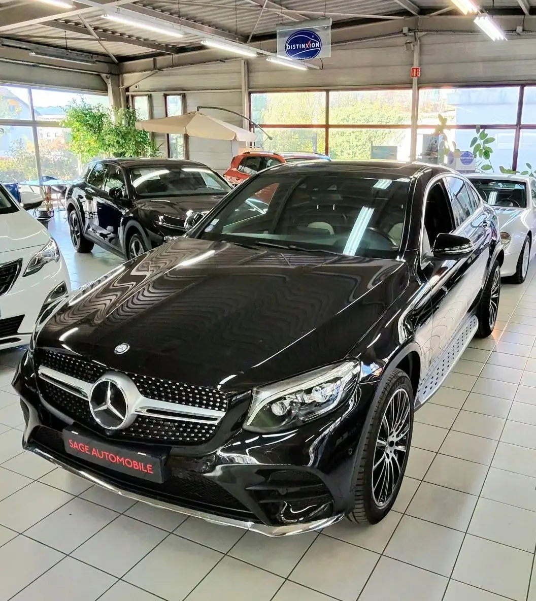 Mercedes GLC 350 Sportline noire vue 3/4 avant droit en showroom avec jantes alliage et calandre diamantée.
