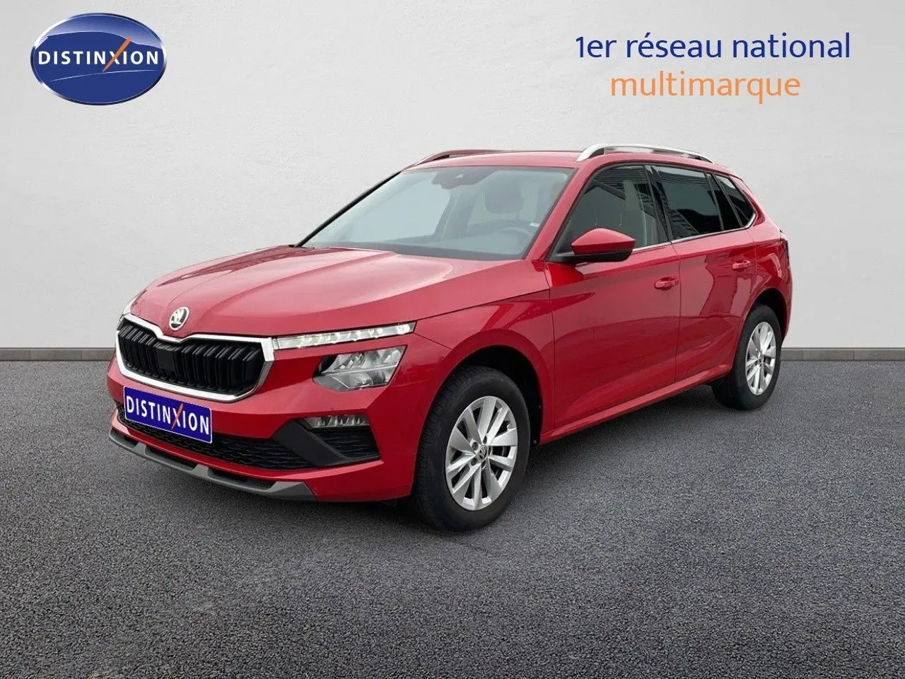 SUV Skoda Kamiq rouge Velvet Metal vu en 3/4 avant droit sur fond neutre, avec calandre noire distinctive.