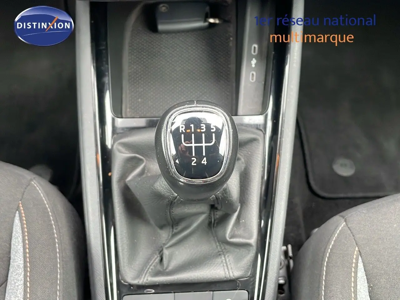 Le levier de vitesses manuel noir de la Skoda Kamiq 2024, vue rapprochée de la console centrale et des sièges gris.