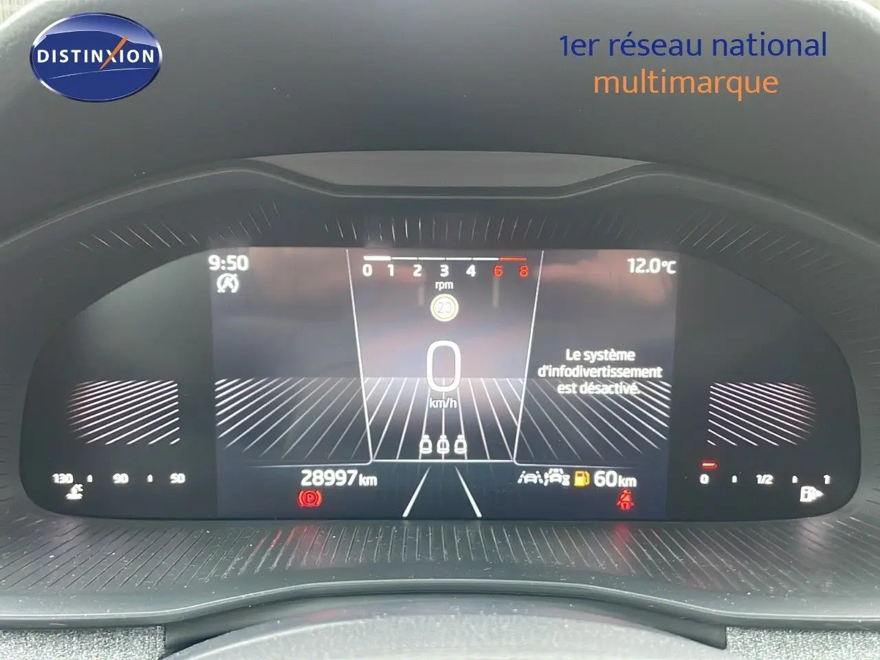 Affichage numérique du tableau de bord du Skoda Kamiq 2024 montrant la vitesse à 0 km/h et 28 997 km au compteur.