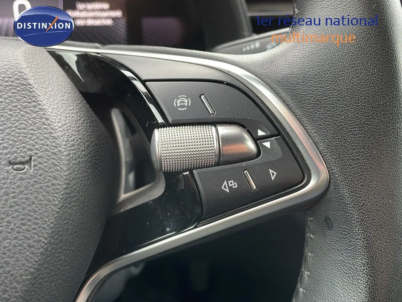 Gros plan sur les commandes multifonctions côté gauche du volant en cuir du Skoda Kamiq rouge Velvet Metal 2024.