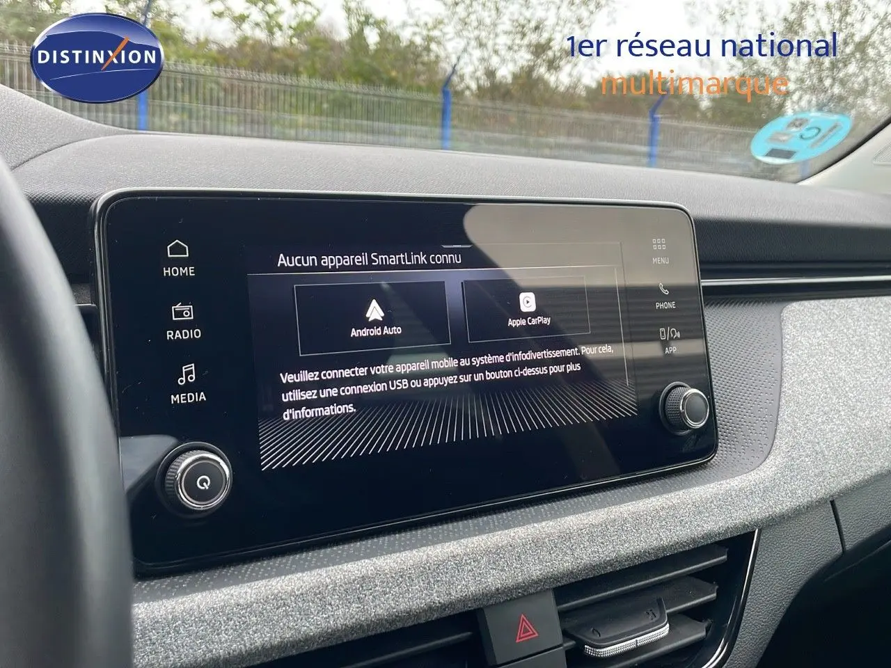 Écran tactile central du tableau de bord du Skoda Kamiq rouge Velvet Metal 2024, avec interface Android Auto et Apple CarPlay.