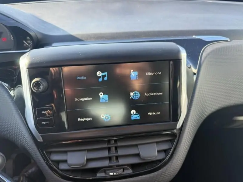 Vue rapprochée de l’écran tactile central du tableau de bord du Peugeot 2008 blanc, affichant les options multimédia et navigation.