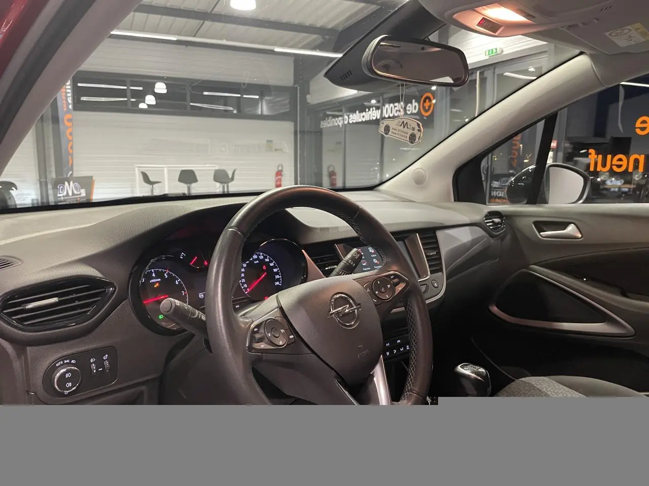 Vue intérieure côté conducteur de l’Opel Crossland 2022, volant cuir multifonction et tableau de bord avec écran tactile.