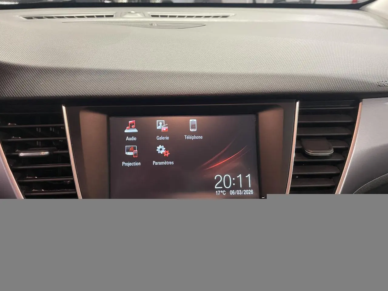 Écran tactile central de l’Opel Crossland 2022, vue frontale du tableau de bord avec commandes multimédia visibles.