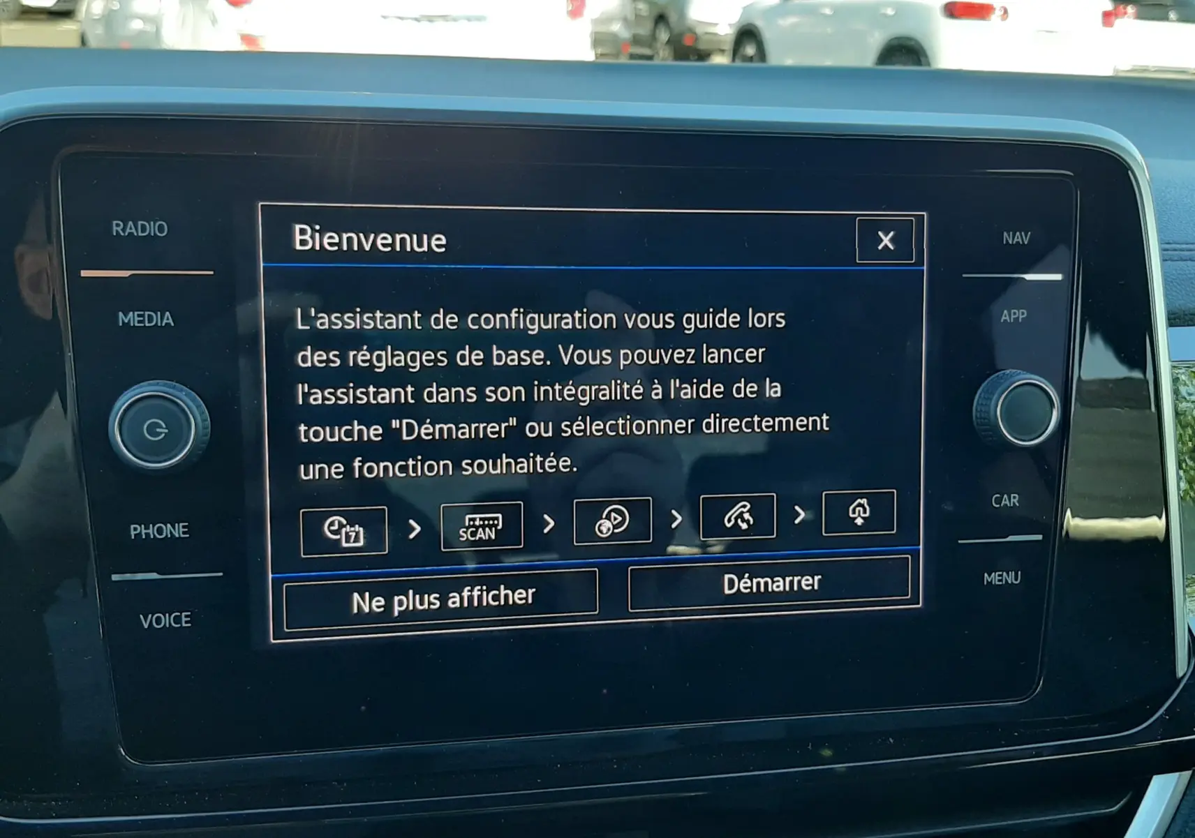 Écran tactile central du tableau de bord du Volkswagen T-Roc 2024 affichant l'assistant de configuration.
