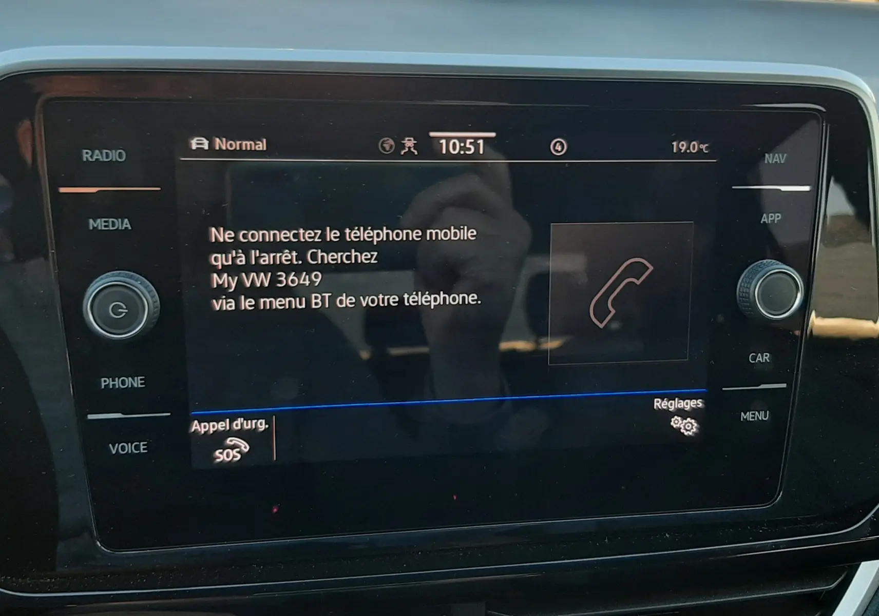 Écran tactile central du Volkswagen T-Roc 2.0 TDI R-Line 2024 affichant les instructions de connexion Bluetooth.
