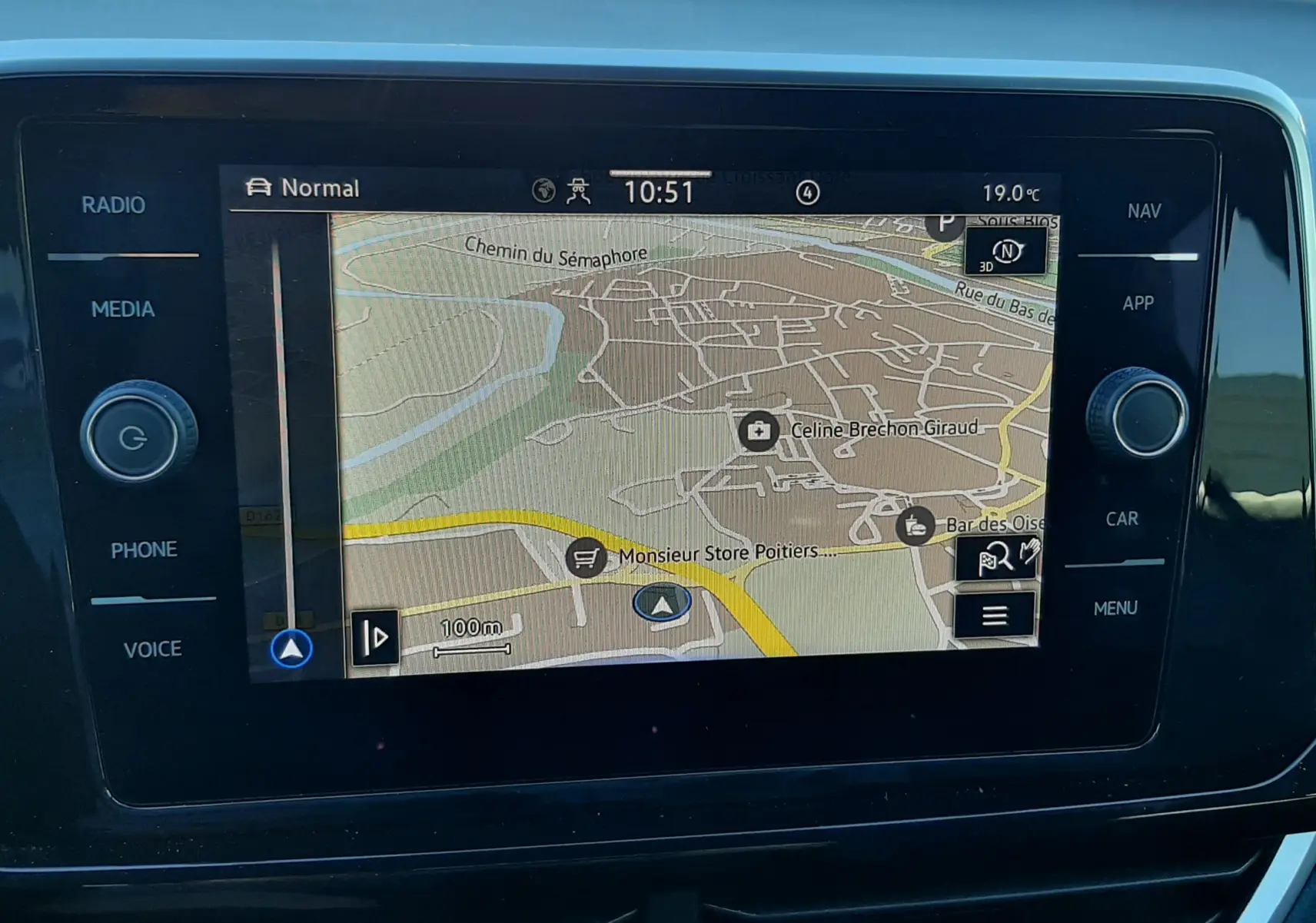 Vue intérieure sur l'écran tactile du système de navigation du Volkswagen T-Roc 2024, version R-Line.