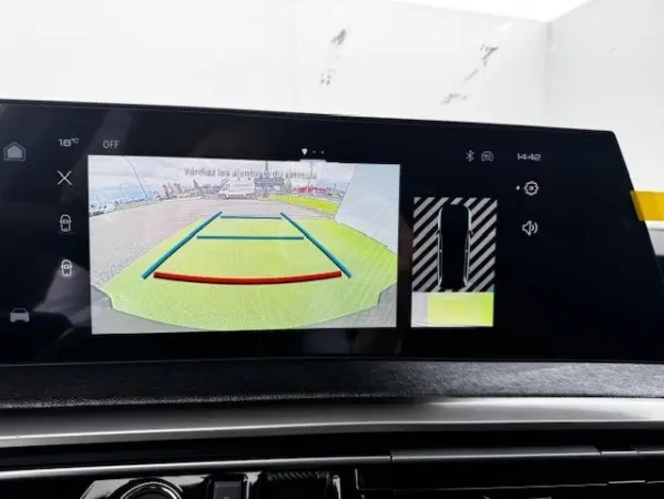 Écran tactile intérieur du Peugeot 5008 2025 montrant la caméra de recul avec guidage dynamique et vue 360° du véhicule.