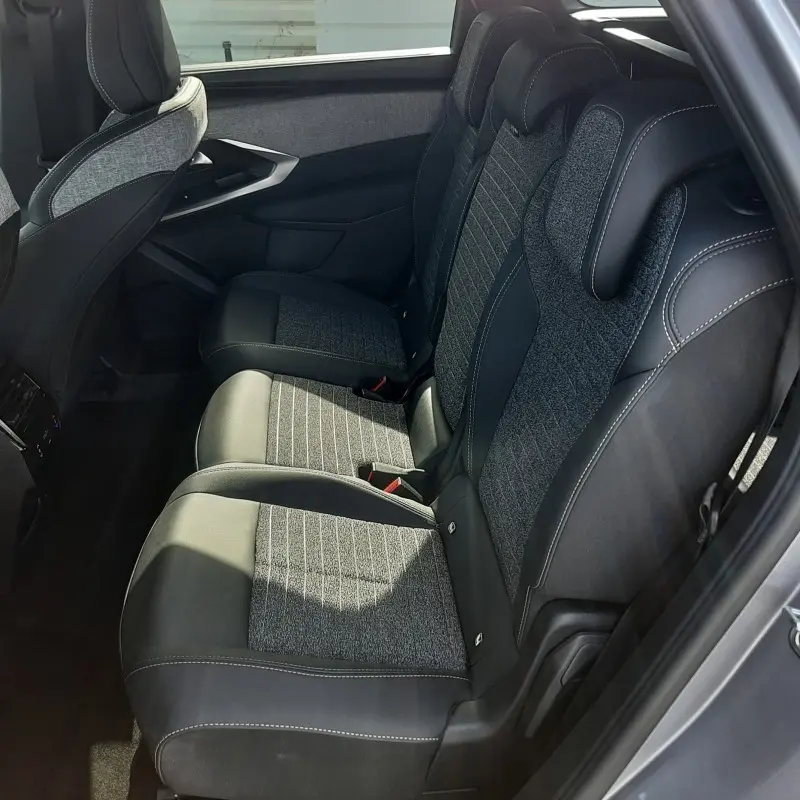 Vue intérieure côté droit sur la banquette arrière en tissu et cuir noir du Peugeot 5008 gris clair 2025.