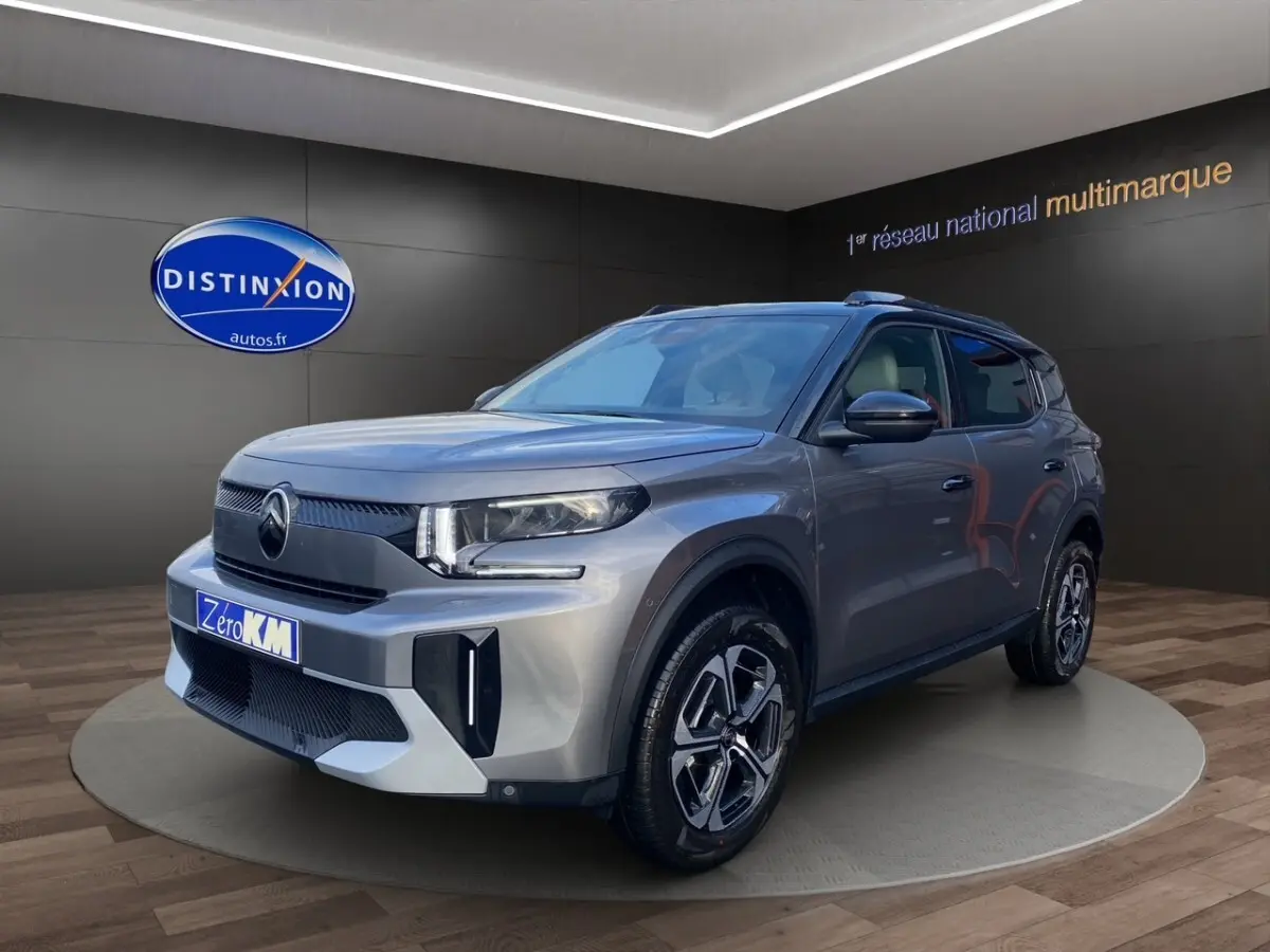 Citroën C3 Aircross hybride gris foncé en 3/4 avant droit avec jantes distinctives et calandre moderne.
