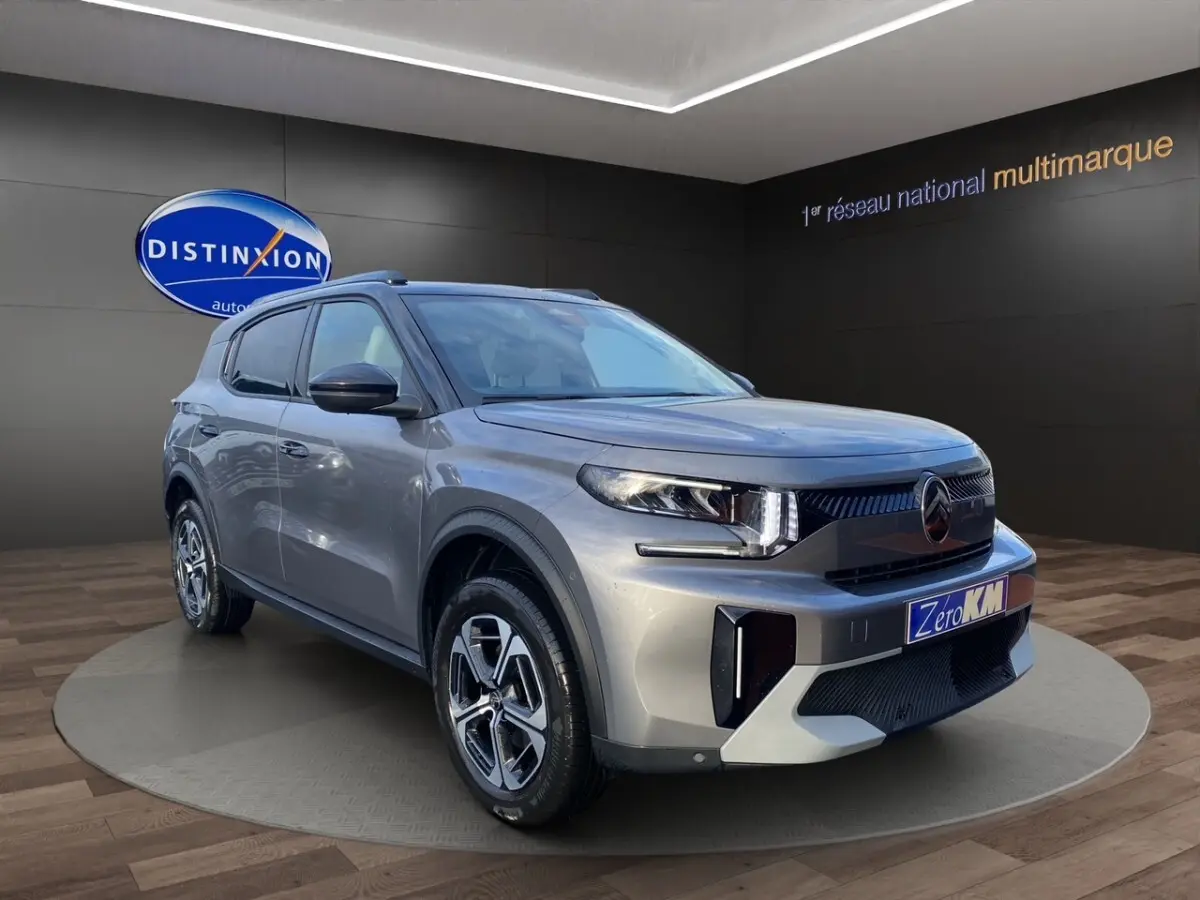 Vue 3/4 avant droite d'un Citroën C3 Aircross gris foncé avec jantes alliage et rétroviseurs noirs.