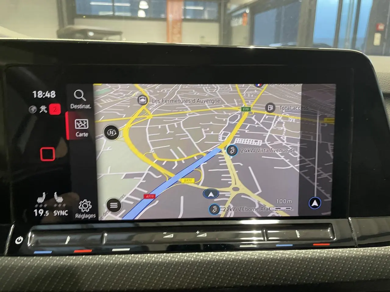 Écran tactile du système de navigation de la Volkswagen Golf VIII R-Line Pack Black, vue frontale intérieure.
