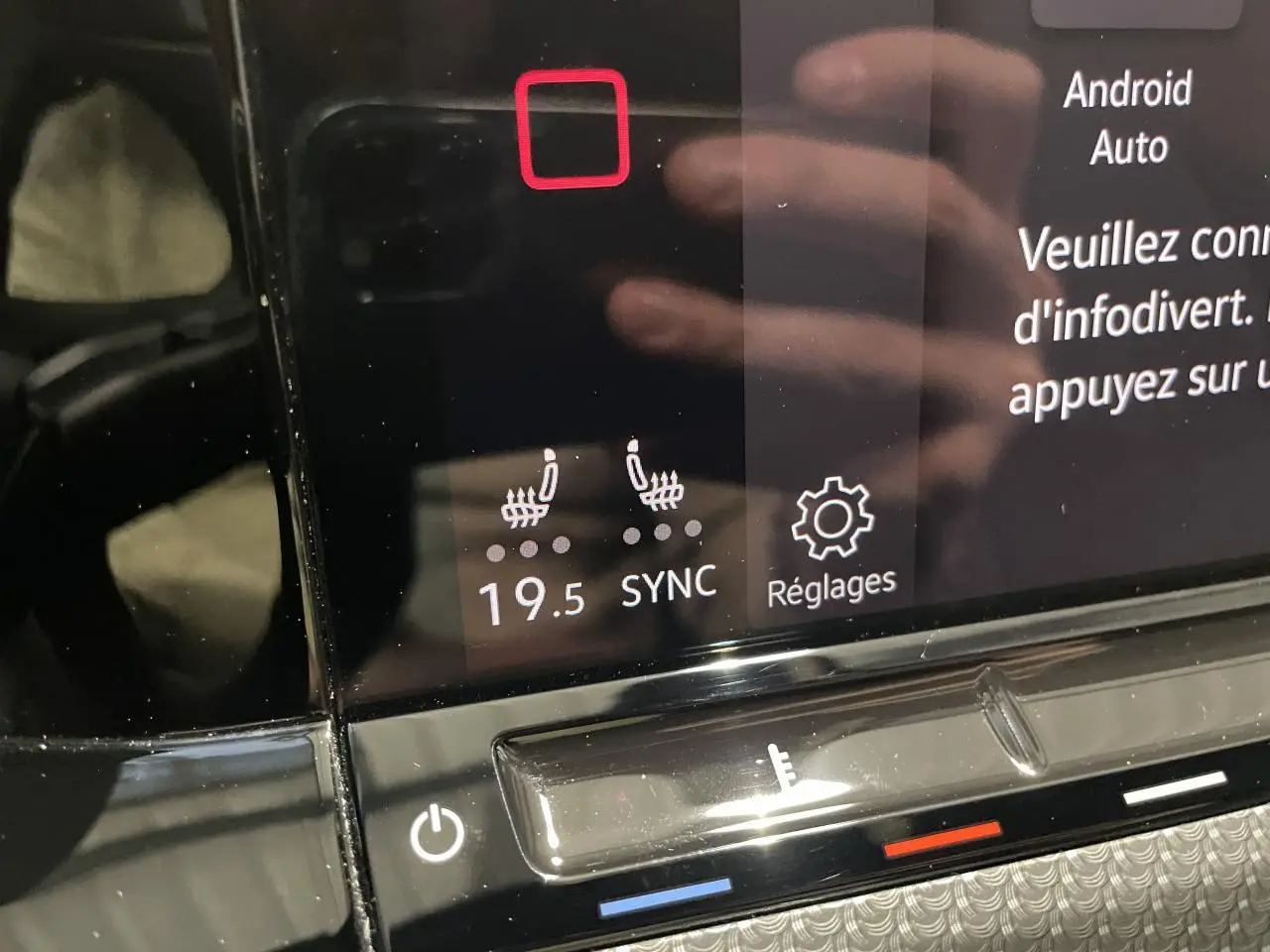 Gros plan sur l'écran tactile intérieur noir de la Volkswagen Golf 1.5 eTSI 2024, affichant les réglages de chauffage des sièges et température.