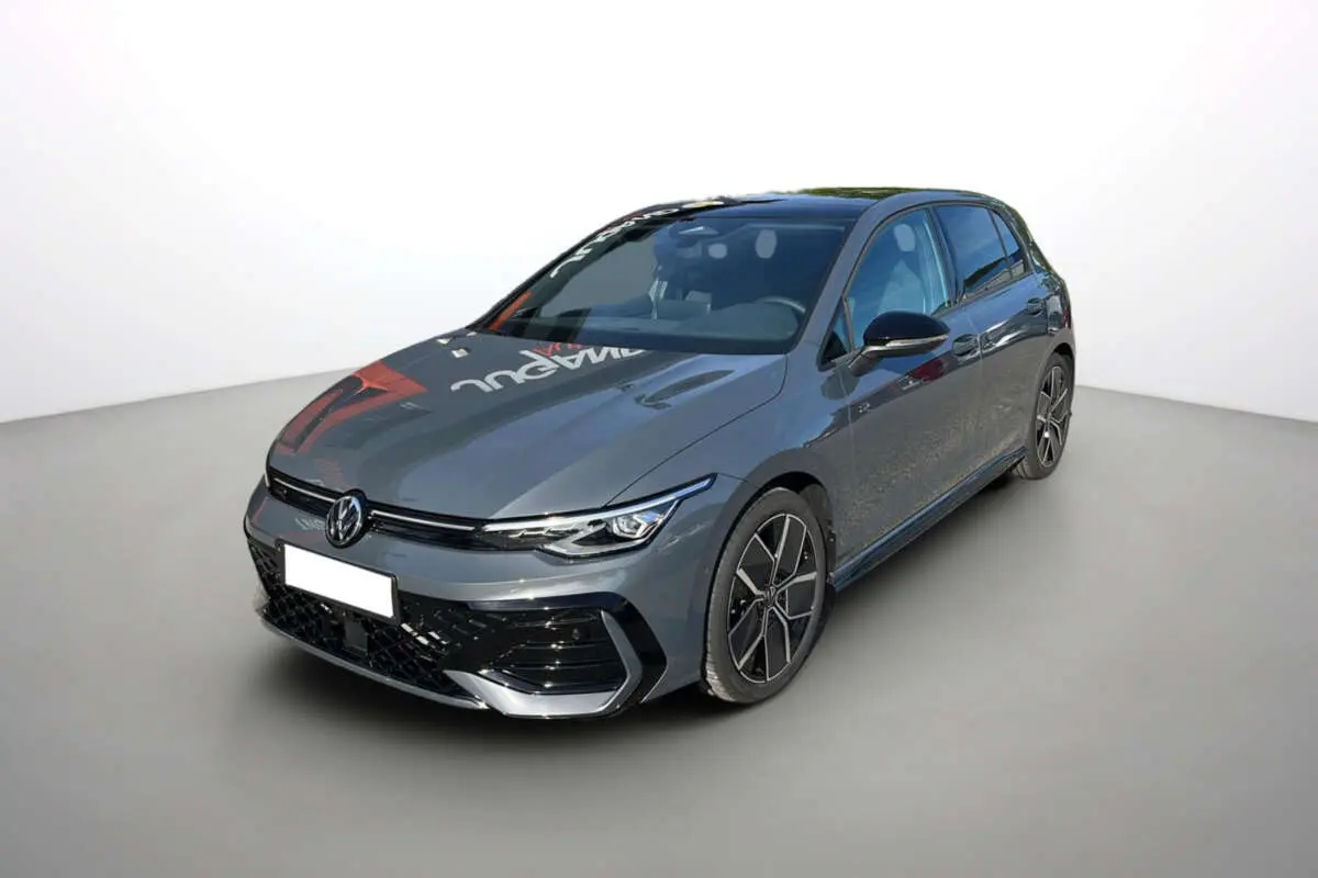 Volkswagen Golf E-TSI 150 R-Line gris dauphin vue 3/4 avant avec jantes alu 18 pouces et phares LED.
