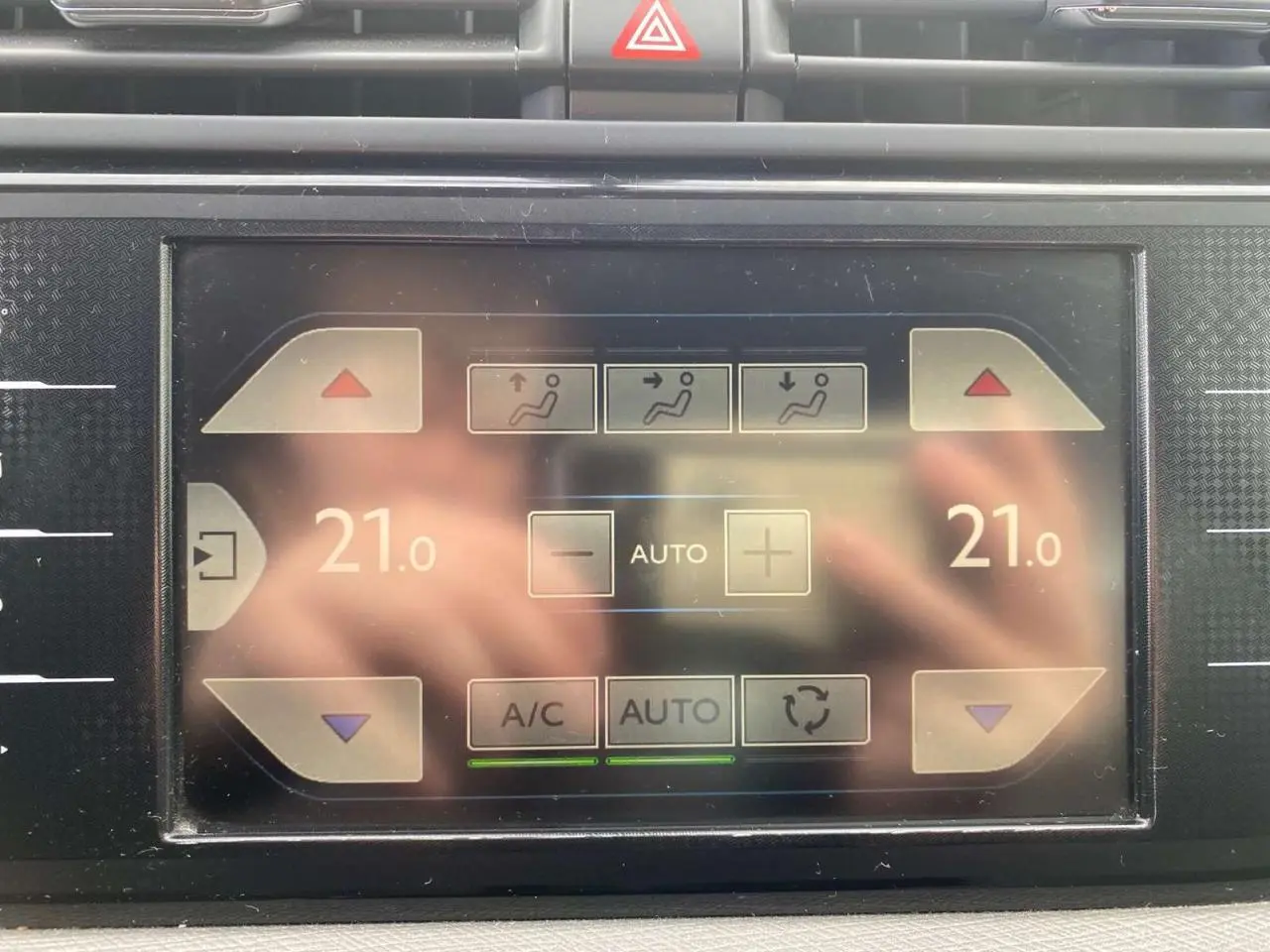 Écran tactile de climatisation automatique bizone affichant 21°C dans un Citroën Grand C4 Picasso blanc de 2015.