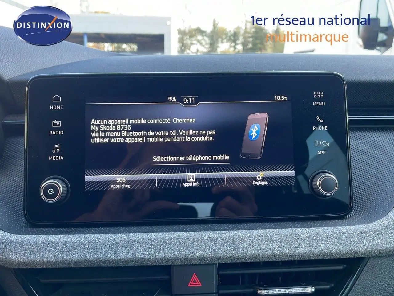 Écran tactile central du Skoda Kamiq gris graphite, affichant la connexion Bluetooth, intérieur avant 2024.