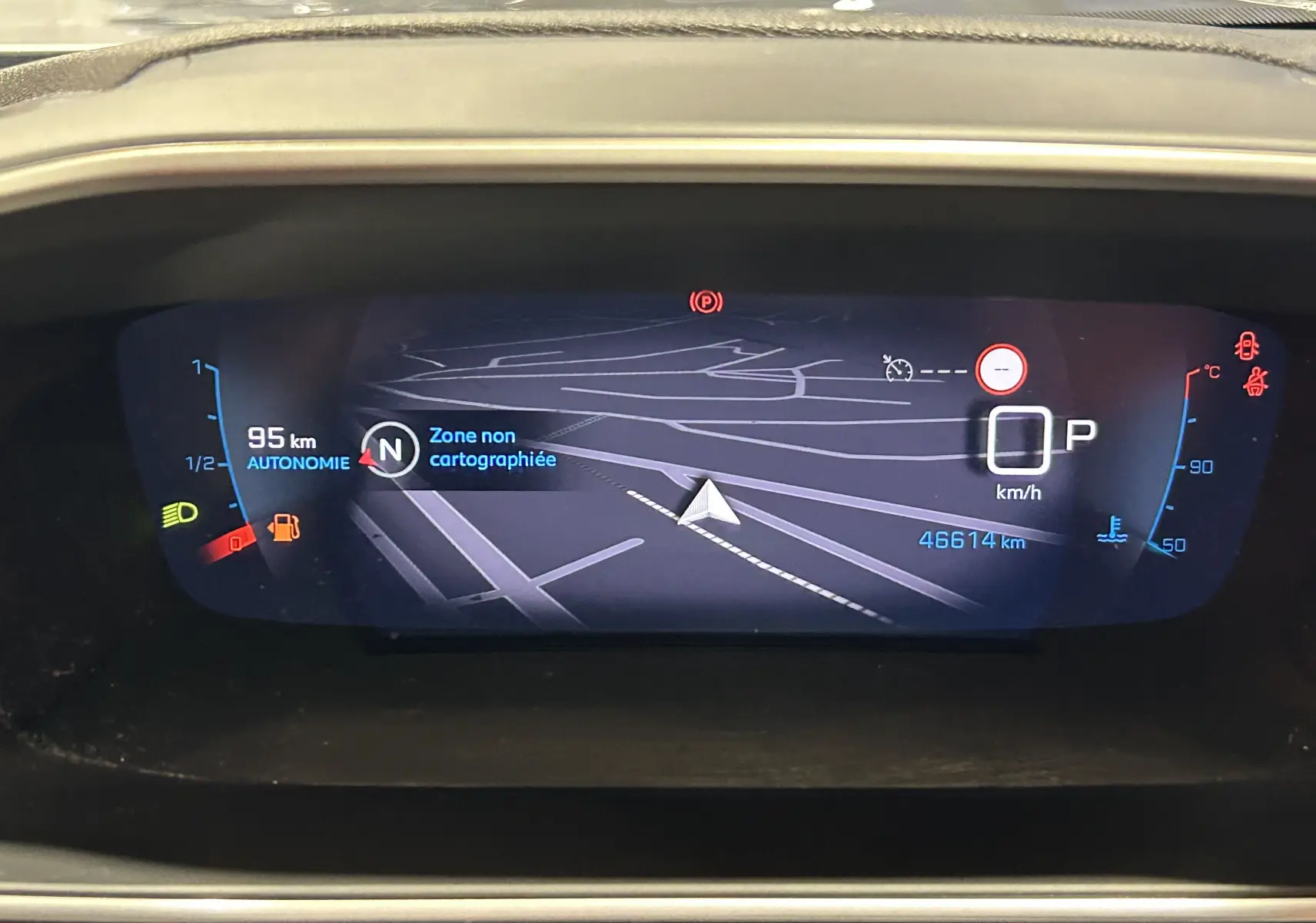 Tableau de bord numérique du Peugeot 2008 gris Artense, affichant la navigation et l'autonomie à 95 km.