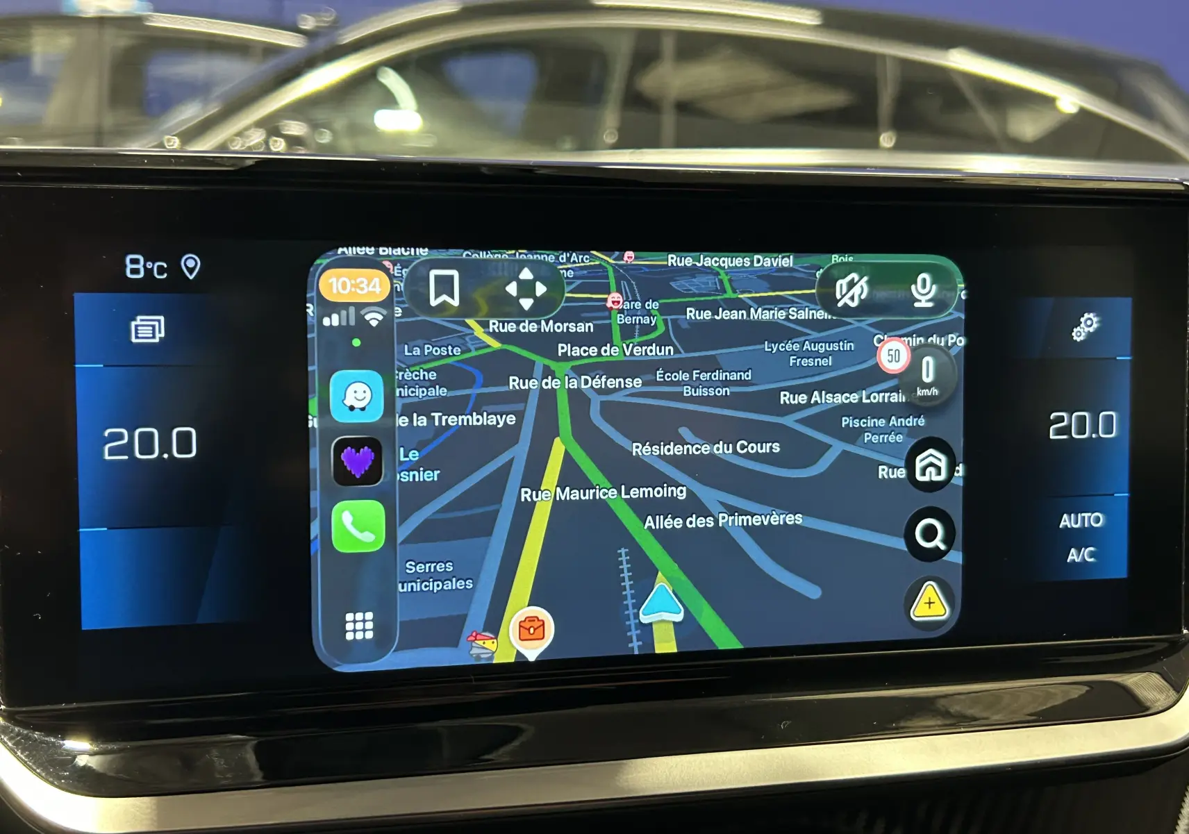 Écran tactile central du Peugeot 2008 Puretech 130 Allure Pack affichant la navigation GPS et la climatisation à 20°C.