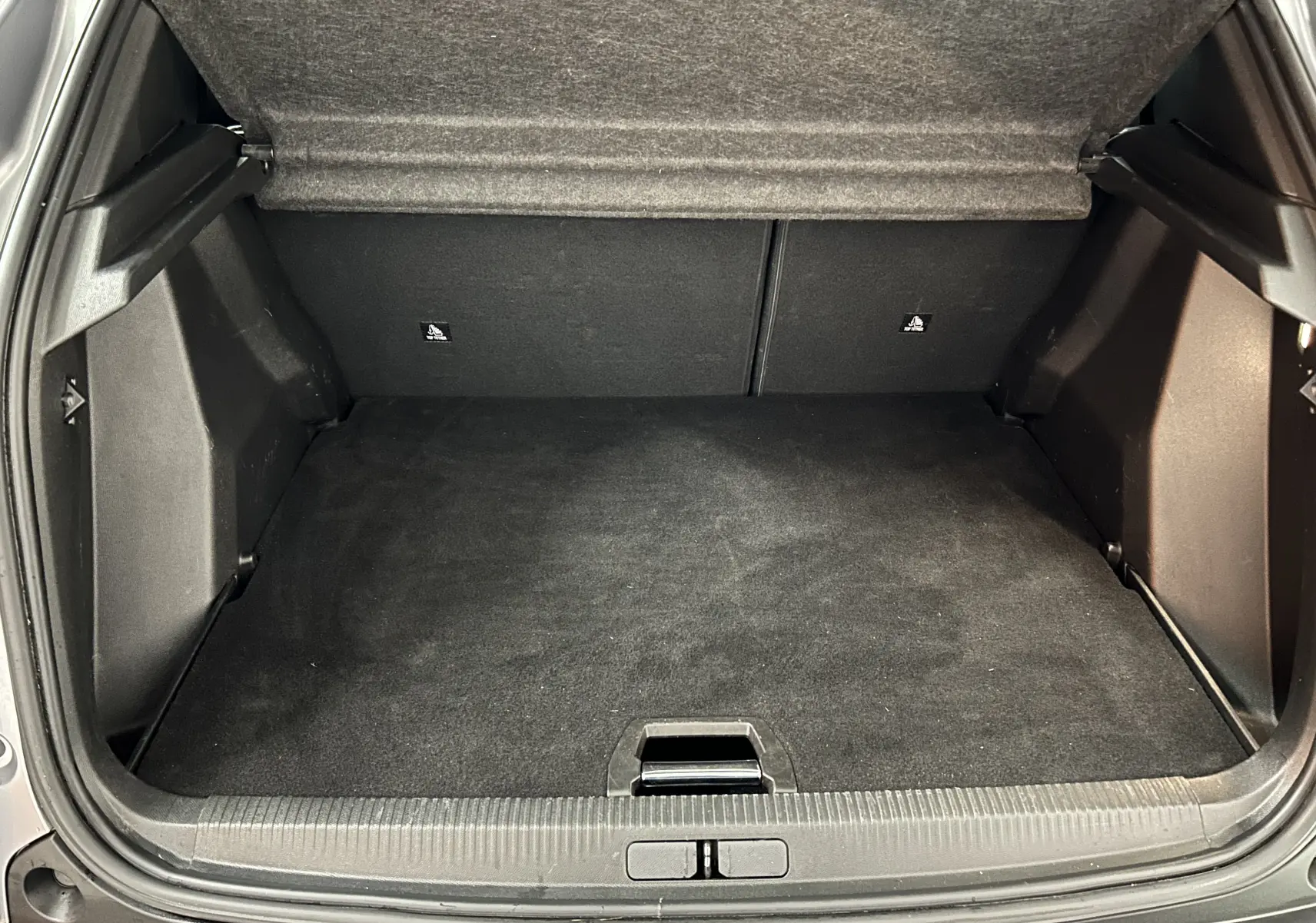 Vue intérieure du coffre spacieux et propre du Peugeot 2008 gris Artense, sans chargement visible.