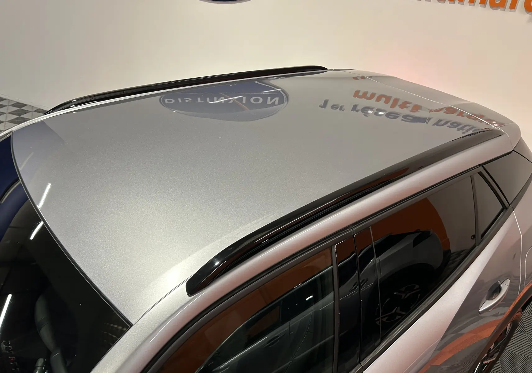 Vue plongeante sur le toit gris Artense et les vitres teintées côté gauche du Peugeot 2008 2023 finition Allure Pack.