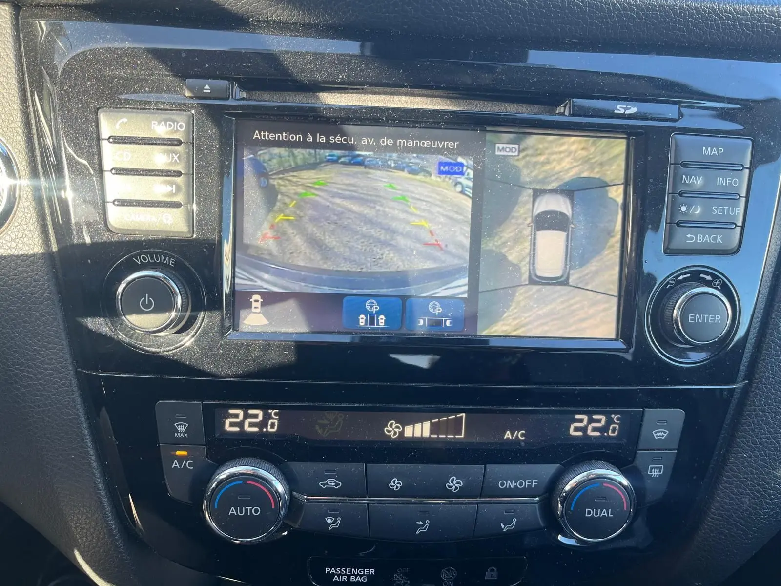 Gros plan sur la jante alu noire et argentée du Nissan Qashqai II PH2 2017 avec pneu Uniroyal visible sur sol gravillonné.