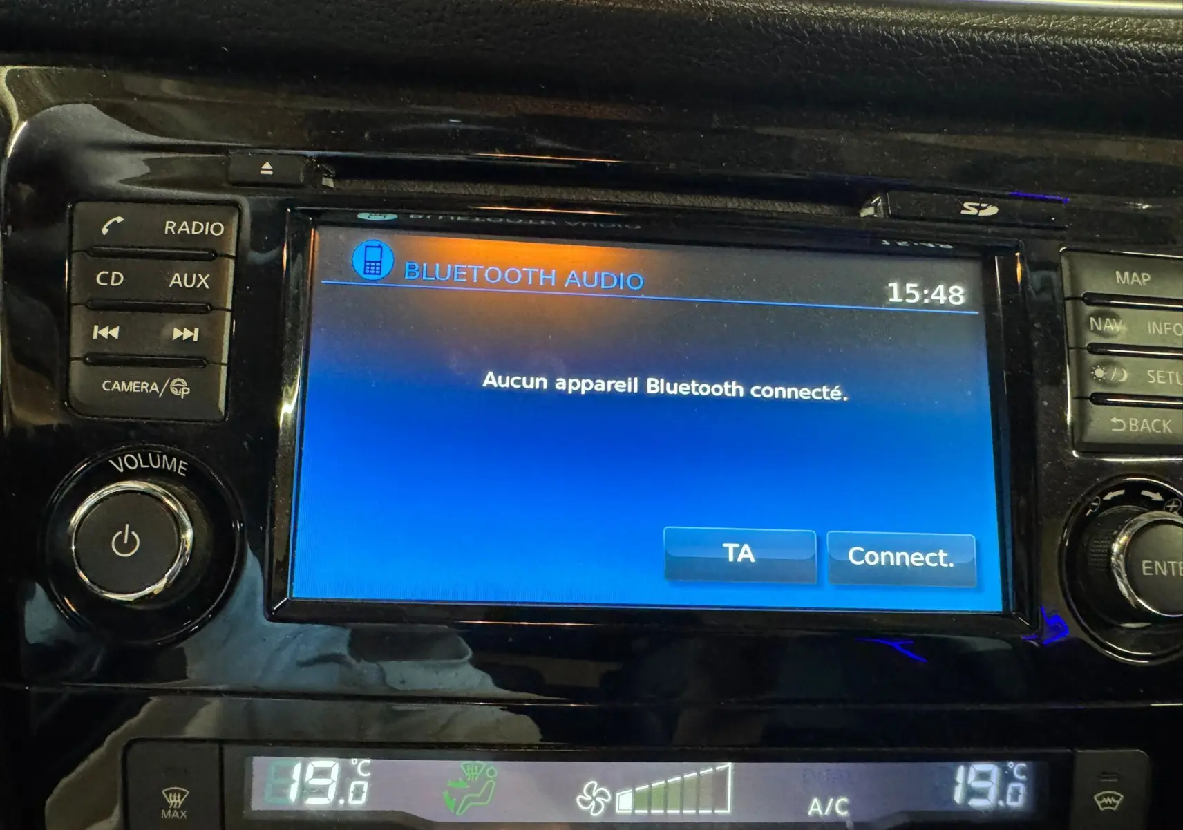 Écran tactile central du Nissan Qashqai II PH2 2017 affichant l'interface Bluetooth audio et les commandes environnantes.
