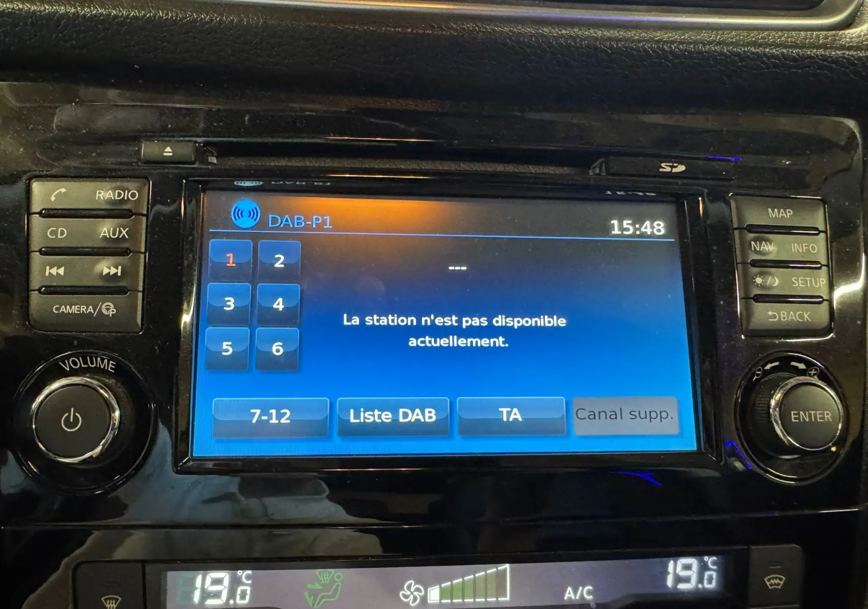 Gros plan sur l’écran tactile multimédia du Nissan Qashqai noir, affichant un message d’erreur de station DAB.