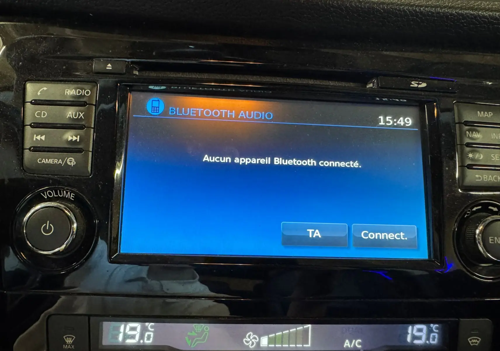 Écran tactile central noir du Nissan Qashqai 2017 affichant le menu Bluetooth audio sans appareil connecté.