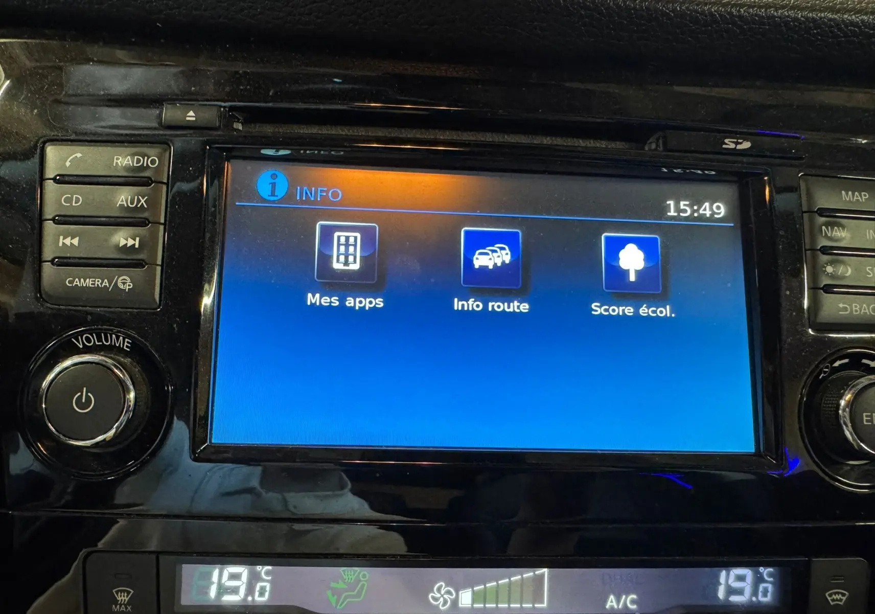 Écran tactile central du Nissan Qashqai noir, affichant les options "Mes apps", "Info route" et "Score écol."