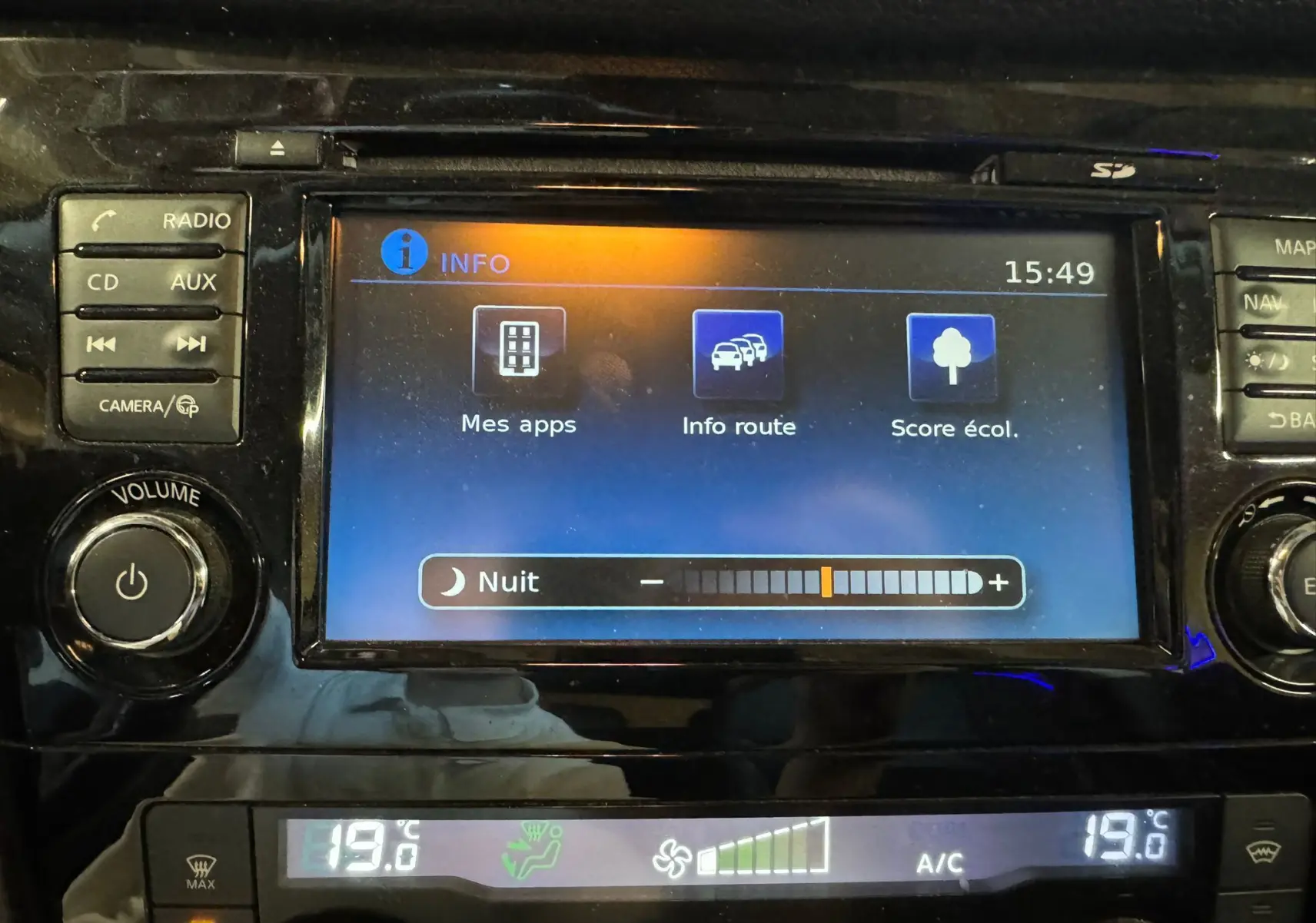 Écran tactile central du tableau de bord du Nissan Qashqai noir, affichant les options d'infodivertissement et climatisation.