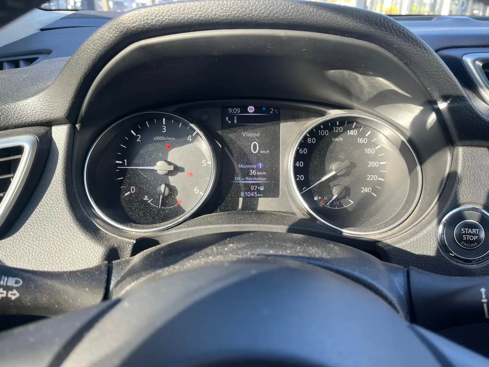 Gros plan sur la jante alu noire et argentée du Nissan Qashqai II PH2 2017, avec pneu RainSport 5 visible.