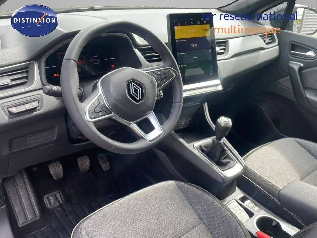 Vue intérieure côté conducteur du Renault Captur 2025, volant cuir, tableau de bord numérique et levier de vitesse manuel.