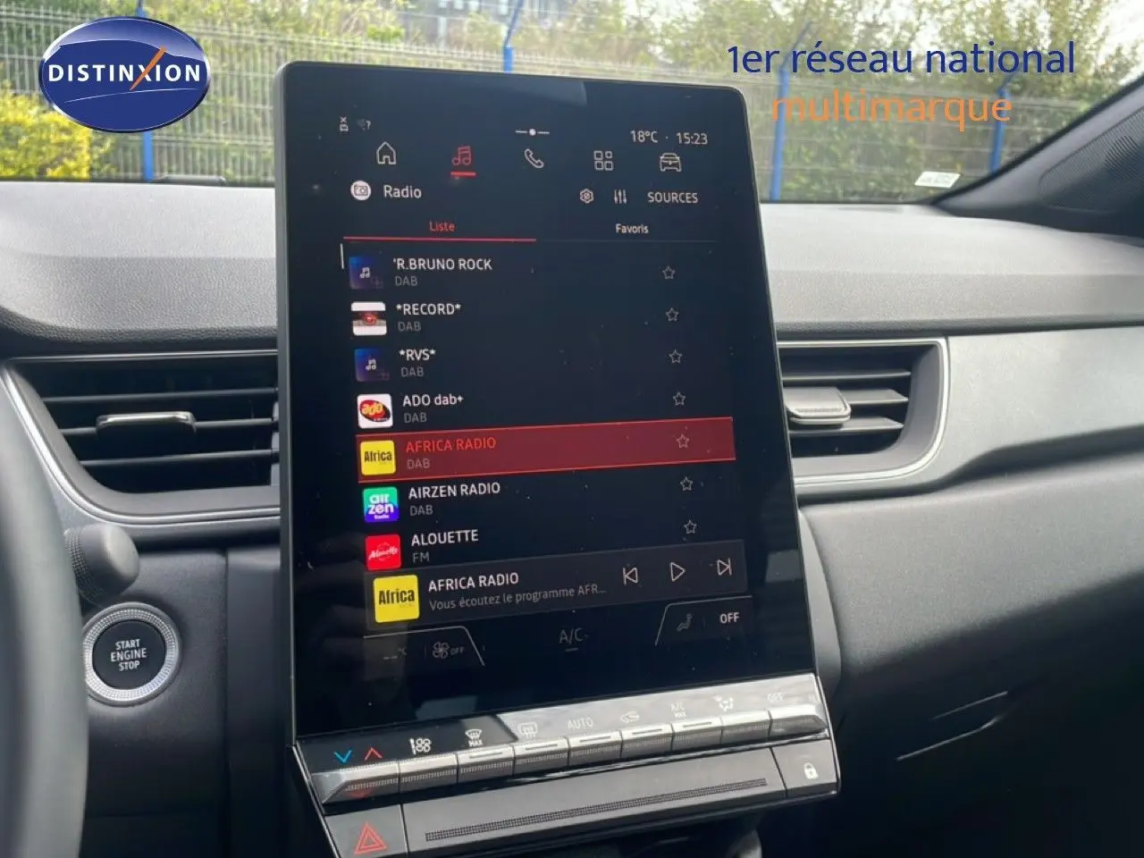 Vue intérieure du tableau de bord du Renault Captur 2025, écran tactile central affichant les stations radio, ambiance moderne et épurée.