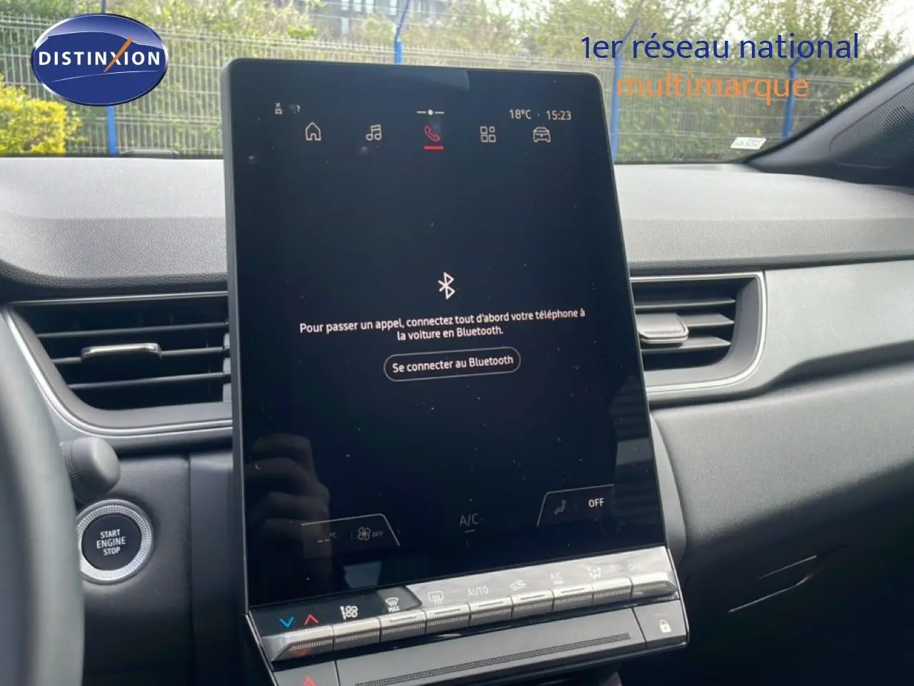 Vue intérieure centrée sur l'écran tactile vertical du tableau de bord du Renault Captur gris cassiopée métal.