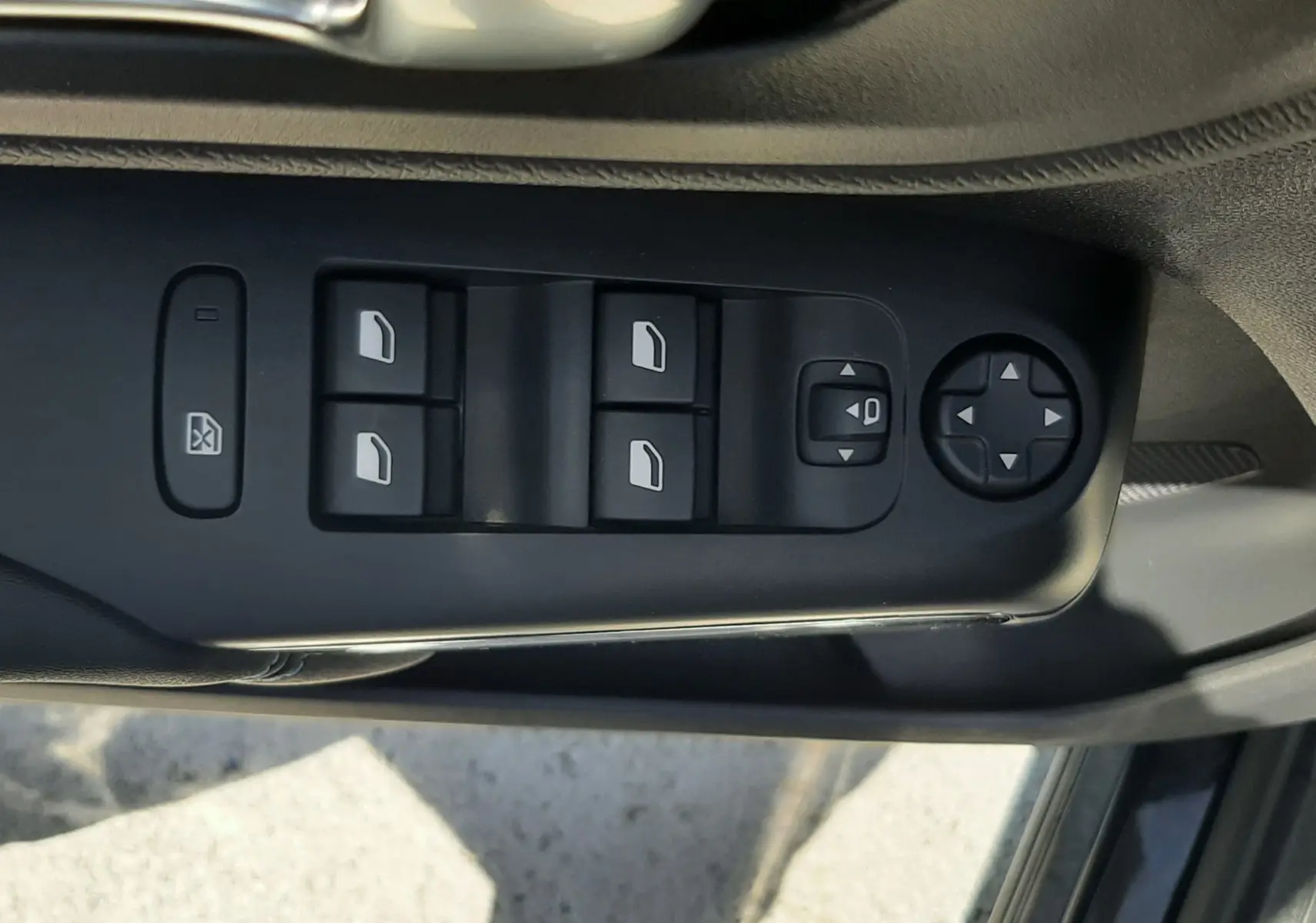 Détail des commandes de lève-vitres et réglage des rétroviseurs côté conducteur du Citroën C5 Aircross noir Perla Nera.