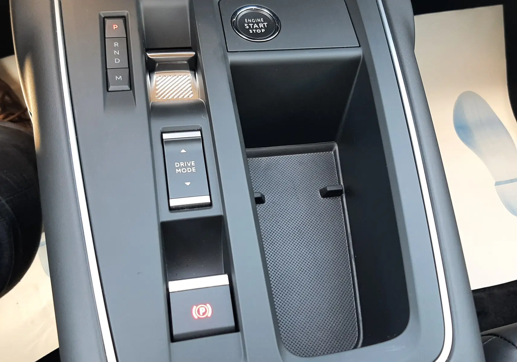 Vue plongeante sur la console centrale noire du Citroën C5 Aircross 2025, avec bouton start/stop et commandes de boîte auto.