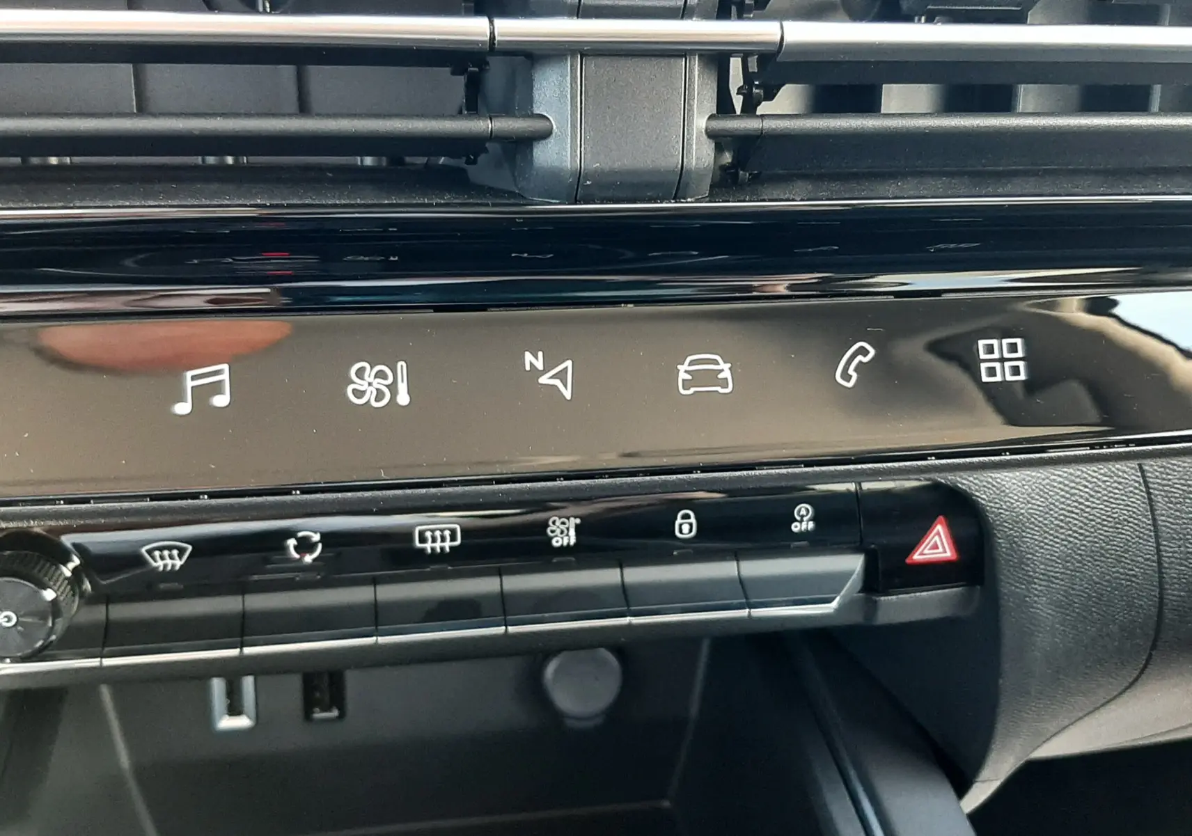 Vue rapprochée du tableau de bord noir perla nera du Citroën C5 Aircross 2025, avec commandes tactiles et aérateurs.