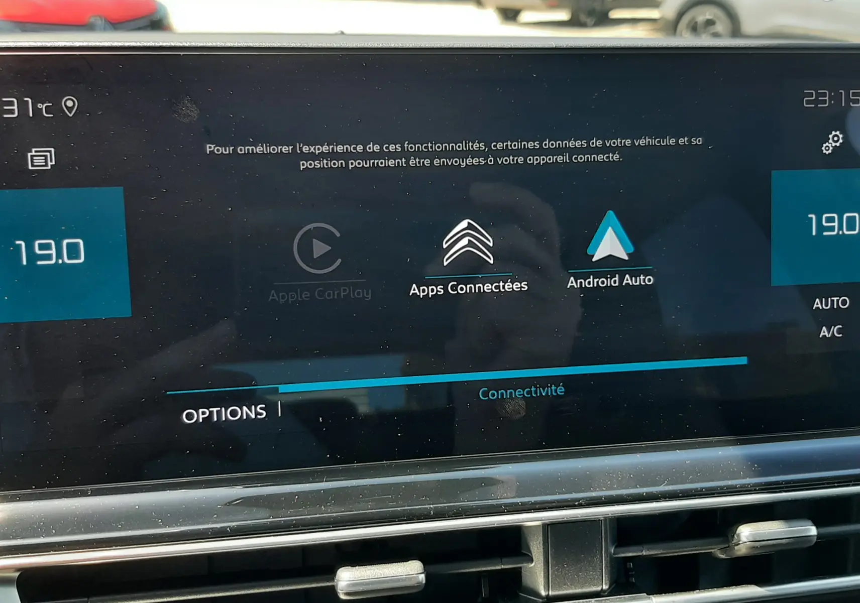Vue rapprochée de l’écran tactile central du Citroën C5 Aircross noir, affichant les options Apple CarPlay et Android Auto.