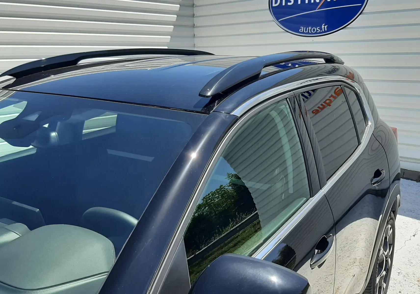 Vue 3/4 avant droit du Citroën C5 Aircross noir Perla Nera, mettant en valeur la galerie de toit et les vitres teintées.