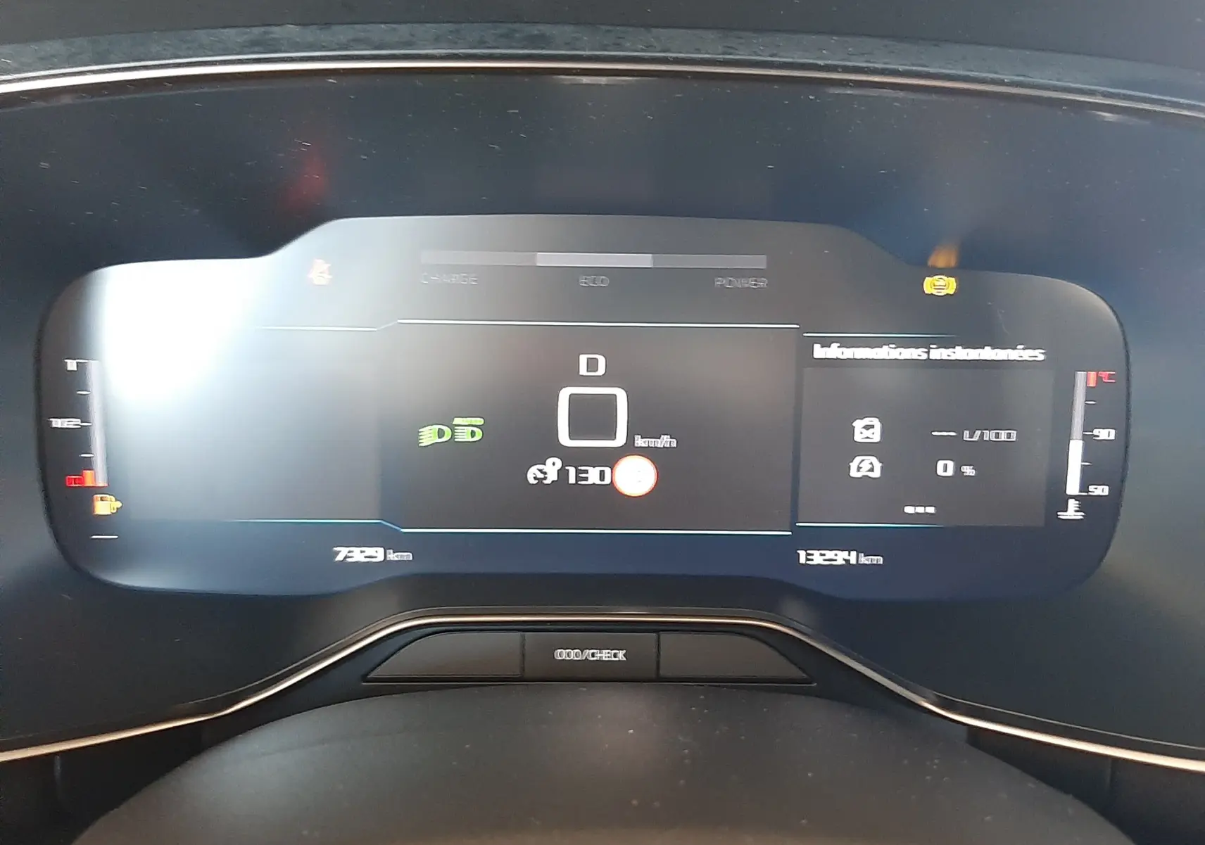Vue rapprochée du tableau de bord numérique du Citroën C5 Aircross noir, affichant la vitesse à 0 km/h et diverses alertes.