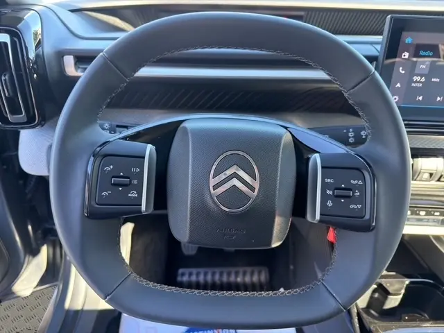 Volant cuir multifonctions de Citroën C3 Turbo 100 BVM6 MAX 2025, vue frontale centrée sur le logo et commandes intégrées.