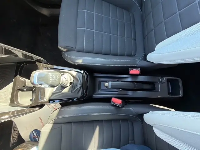 Vue plongeante sur la console centrale et les sièges gris foncé de la Citroën C3 Turbo 100 BVM6 MAX 2025.