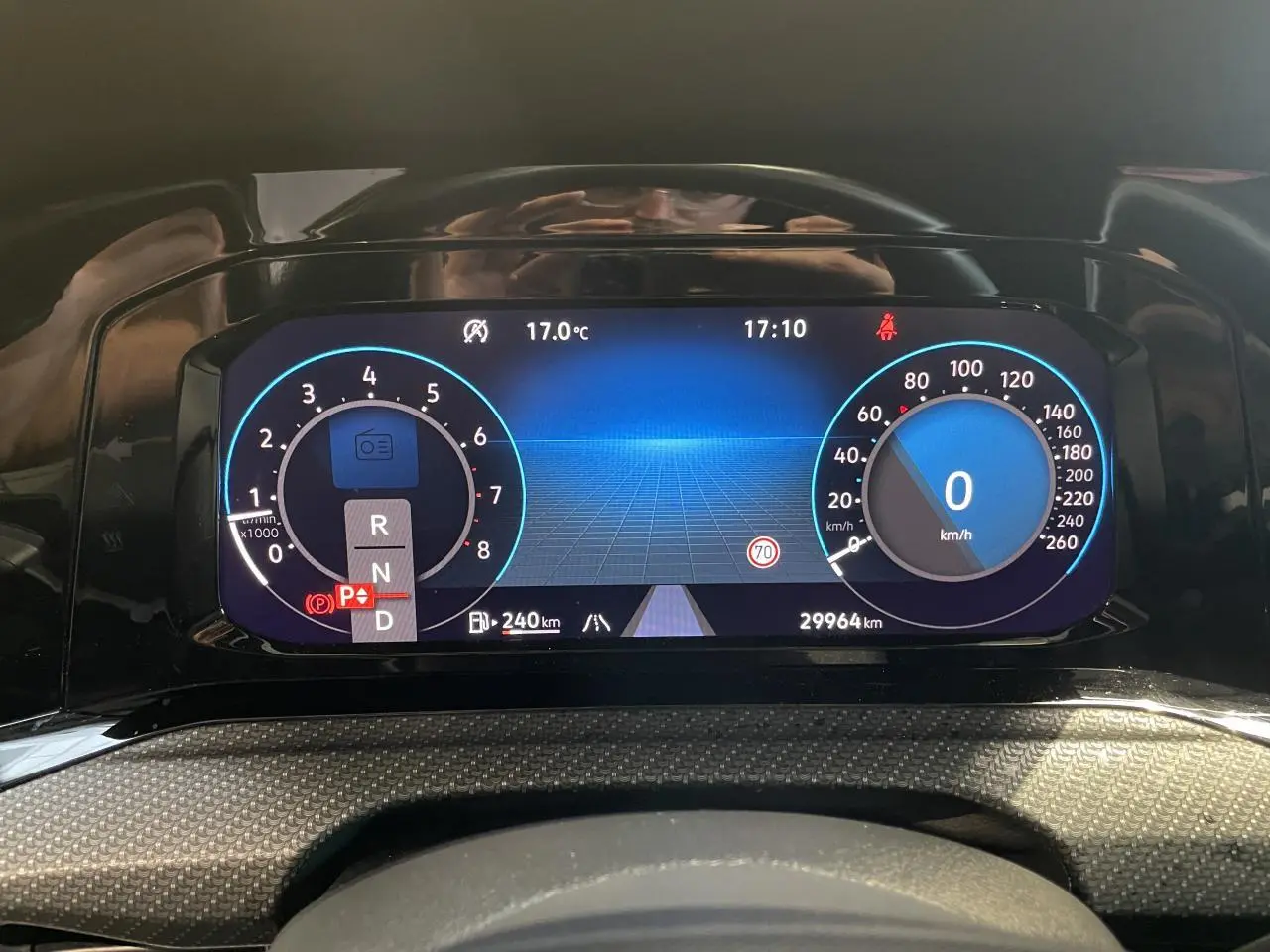 Combiné d'instruments digital de la Volkswagen Golf VIII R-Line noir, affichage vitesse et température à 17°C.