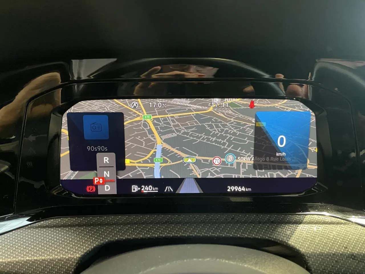 Vue rapprochée du combiné d'instruments digital de la Volkswagen Golf 8 R-Line Black, affichage navigation et vitesse.