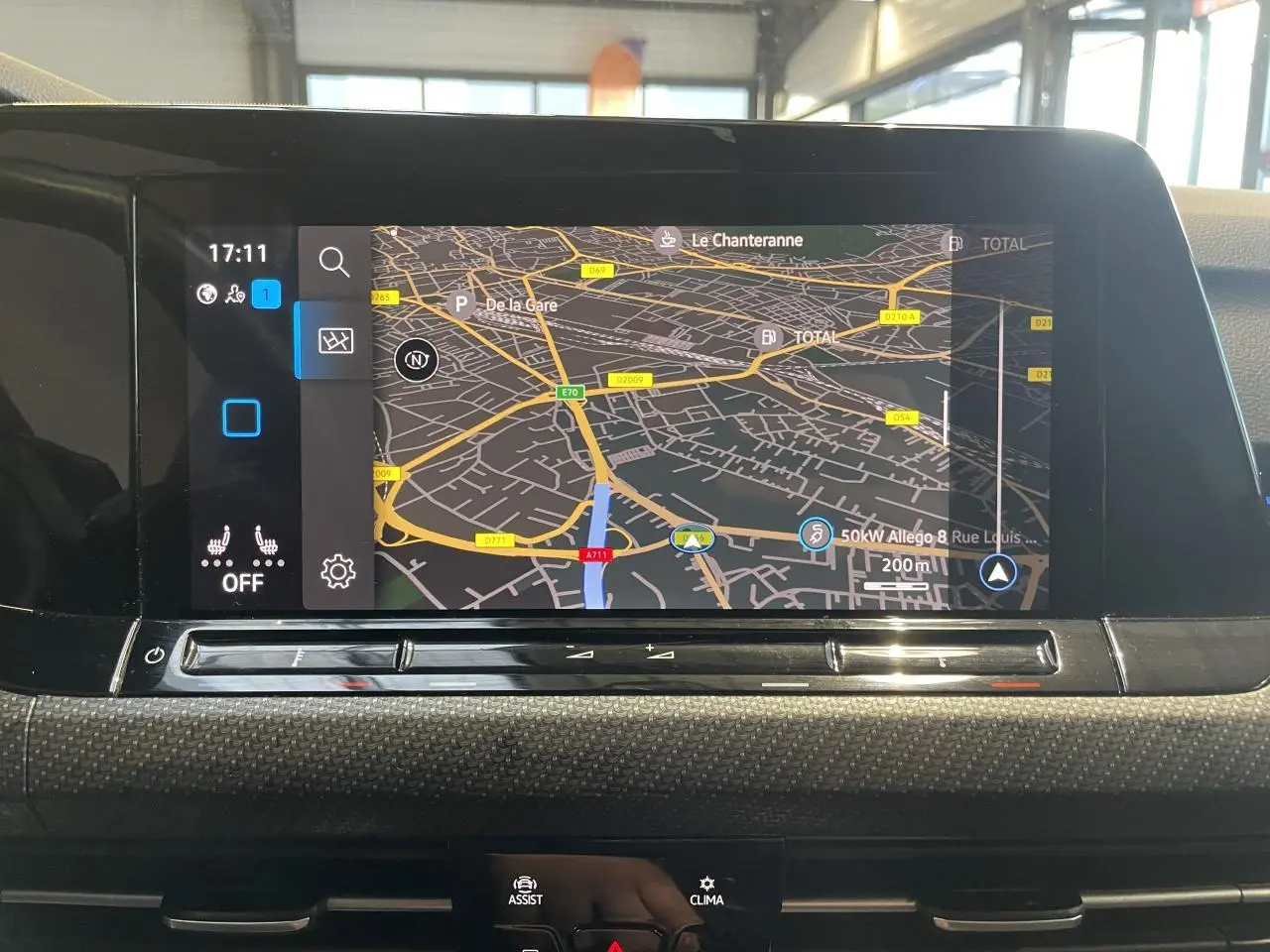 Écran tactile central affichant la navigation dans l’habitacle d’une Volkswagen Golf VIII R-Line noir métal.