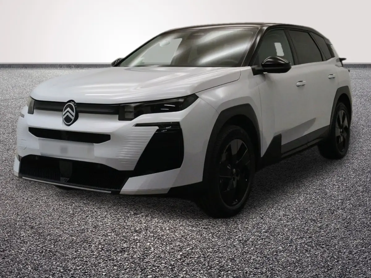 Citroën C5 hybride blanc en 3/4 avant droit avec calandre noire et jantes noires distinctives.