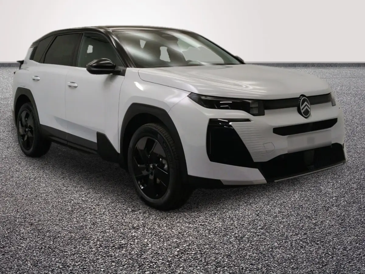Citroën C5 hybride blanc vue 3/4 avant droit avec détails noirs contrastants et jantes noires.